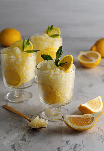 Eisige Erfrischung mit viel Zitrone: der Limoncello-Slushy