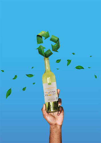 Hand fält Bio-Wein-Mehrwegflasche