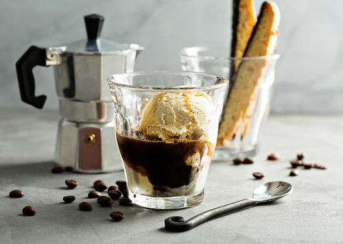 Zubereitung eines Affogato mit RAMAZZOTTI Crema
