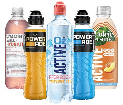 Flaschen von ACTIVE O2, Sorten von POWERADE, Volvic Vitamin + und VITAMIN WELL