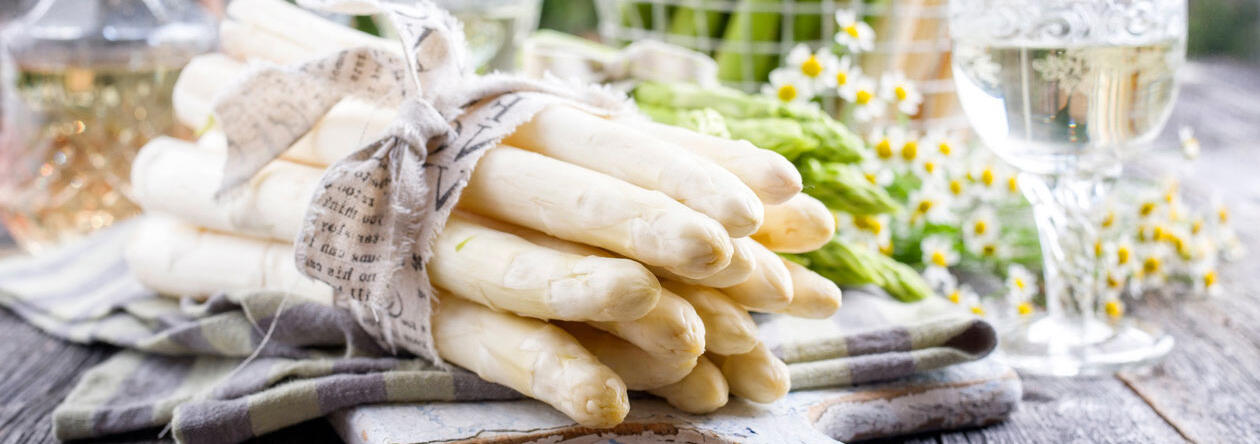 Zu Spargel passt ein ALTUM Grauburgunder perfekt.