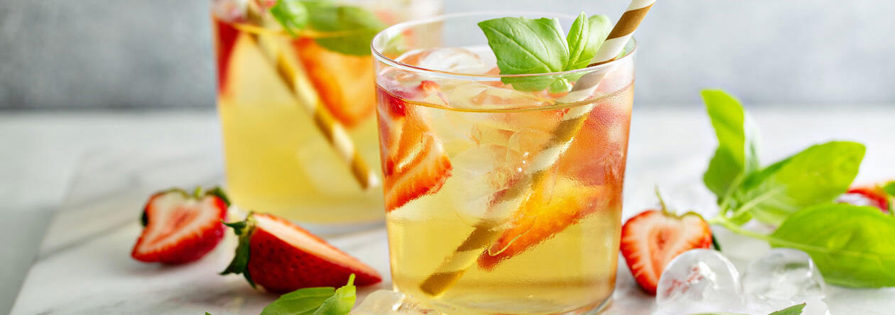 Erdbeer-Basilikum-Zitronen-Limonade aus BIONADE Naturtrübe Zitrone