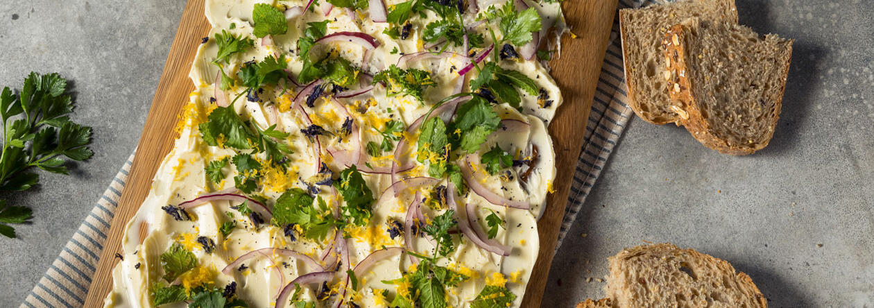 Butterbrett mit Zwiebeln, Kräutern und Zitrone