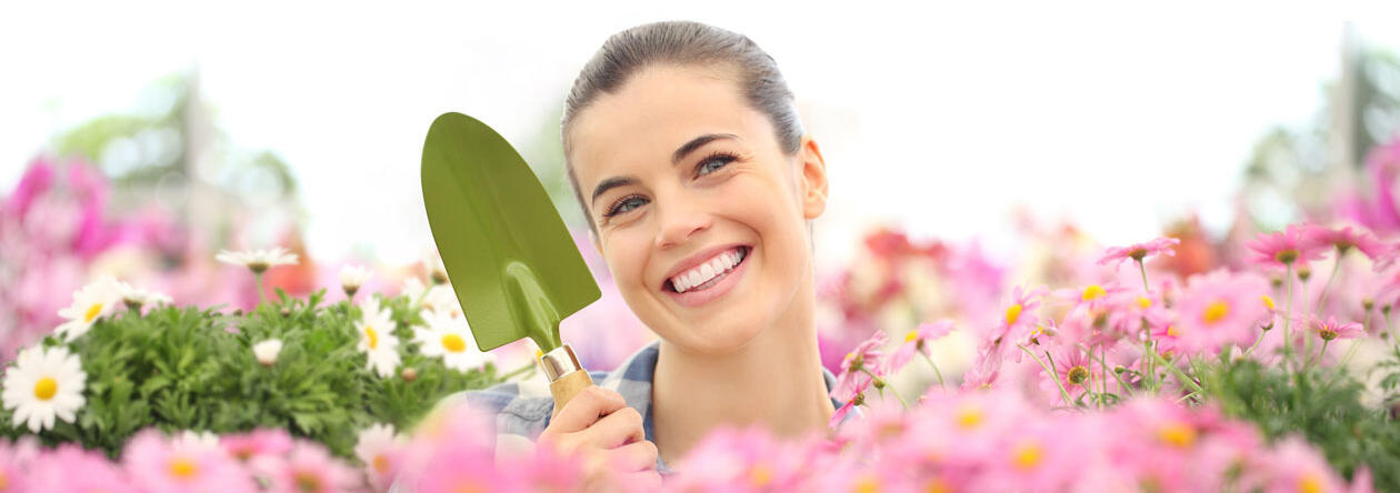 bionade-initiative-vielfalt-2030 Frau bepflanzt Blumenkasten für Vielfalt 2030