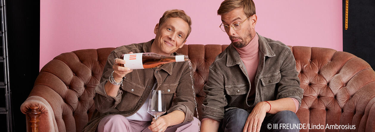 Auf die Freundschaft: Joko Winterscheidt und Matthias Schweighöfer stoßen an