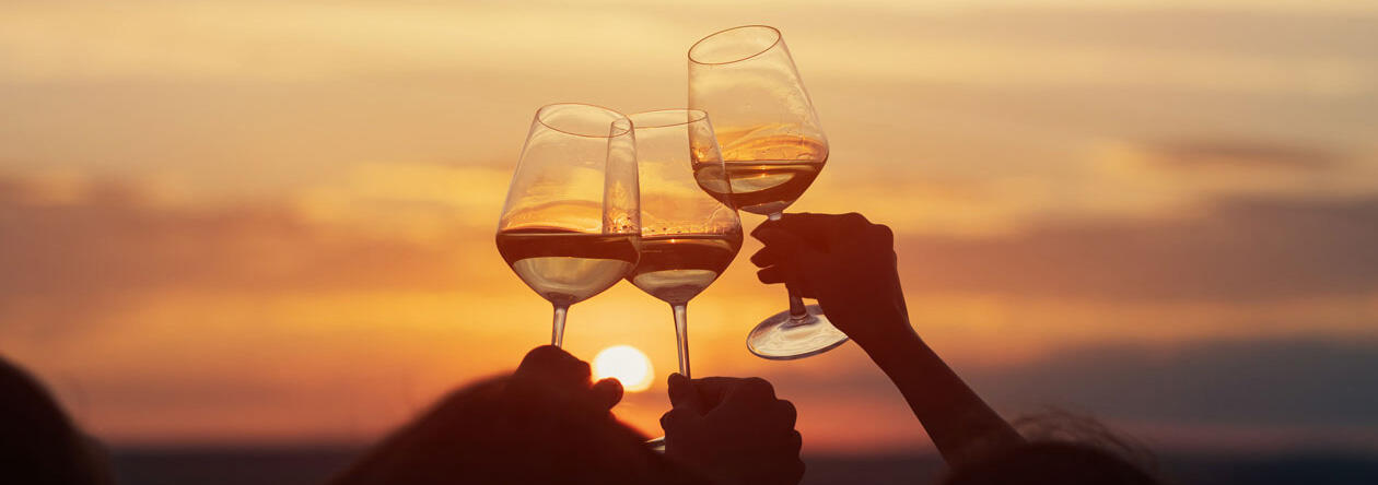 Viña Esmeralda bei GH Viña Esmeralda verzaubert mit blumig-duftigen Noten von Passionsfrucht, frischen Trauben, Flieder und Lindenblüten.