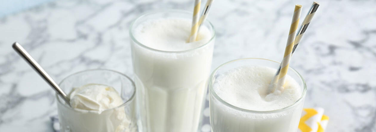 Milch und Baileys Irish Cream sollten für den Shake eisgekühlt sein.