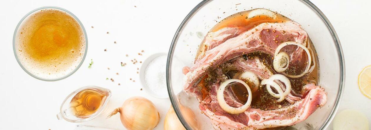 Das Fleisch in der Bier-Marinade mindestens einige Stunden einlegen.