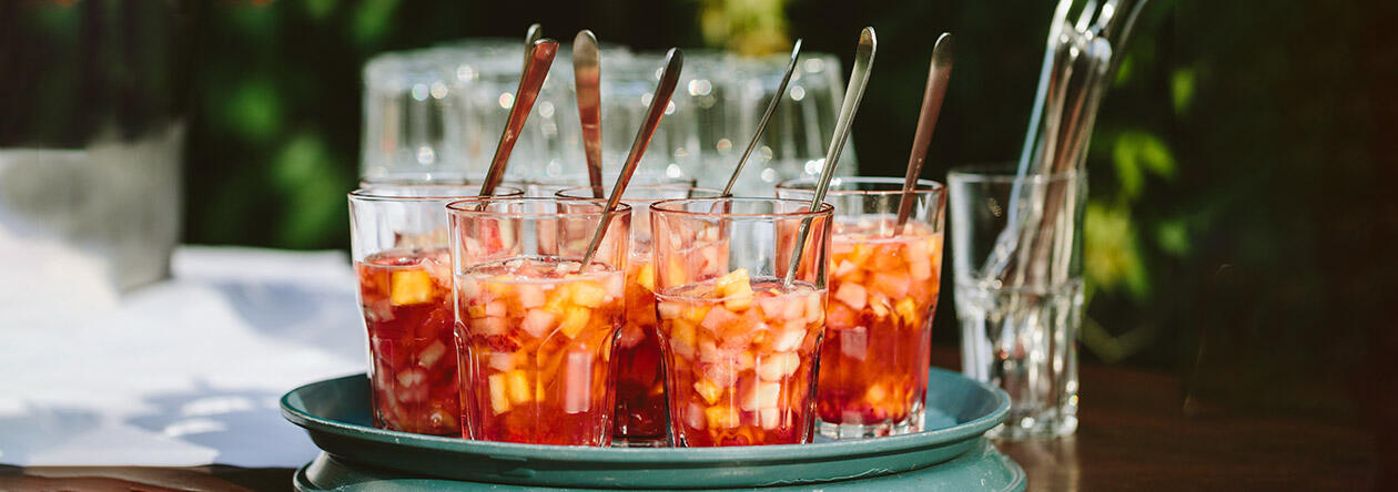 Rezept für GH-Rosé-Bowle mit Pfirsich Nicht nur hübsch anzusehen, sondern auch lecker: Unsere GH-Rosé-Bowle mit Pfirsich.