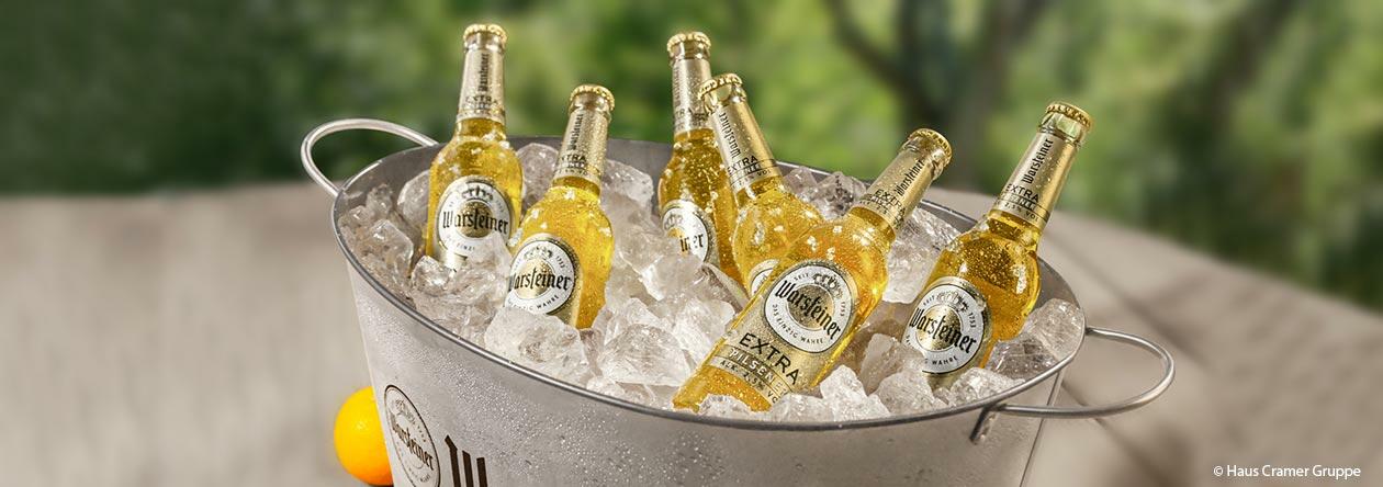 Extra Sommerspaß von Warsteiner eisgekühlt – ob beim Picknick oder auf Balkonien.