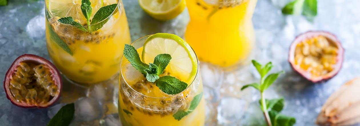 Aus Maracuja-Limonade lässt sich im Handumdrehen ein leckerer Cocktail zaubern – mit und ohne Umdrehungen.