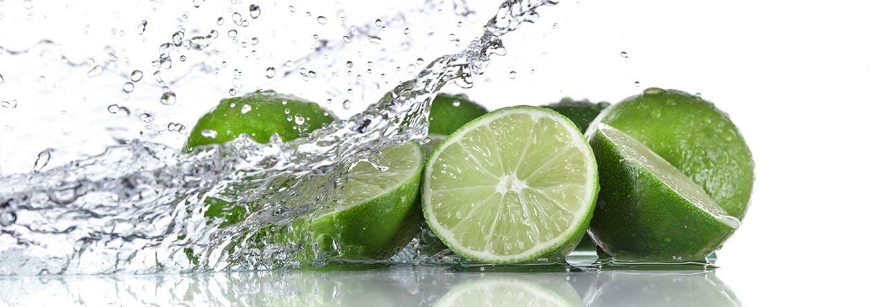 Frischer Limettendirektsaft, ein wenig Rohrzucker und Wasser – das ist der Mix für LEMONAID.