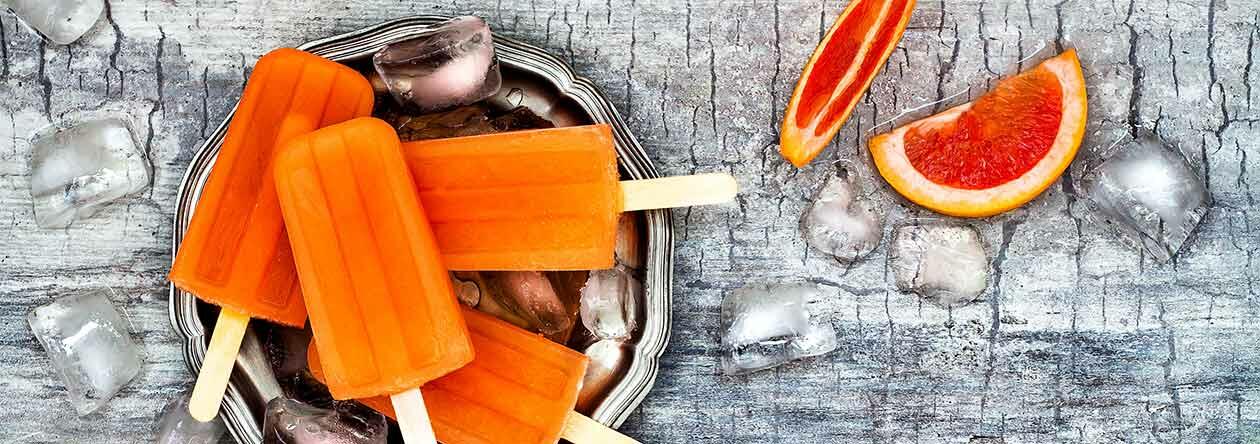 Ob mit oder ohne Umdrehungen: du hast die Wahl. Entweder du bereitest diese Poptails mit APEROL oder mit MARTINI Vibrante zu.