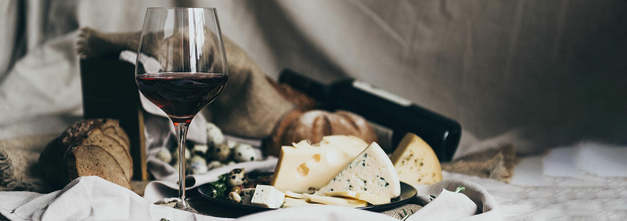 Welcher Wein zu welchem Käse (0) Klar gilt die alte Binsenweisheit „zu Käse passt Rotwein“. Aber eben nicht nur!