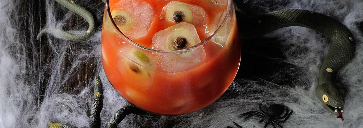 Der Klassiker Bloody Mary passt mit der Eiswürfel-Oliven-Deko noch besser zu Halloween als der blutrote pure Drink!
