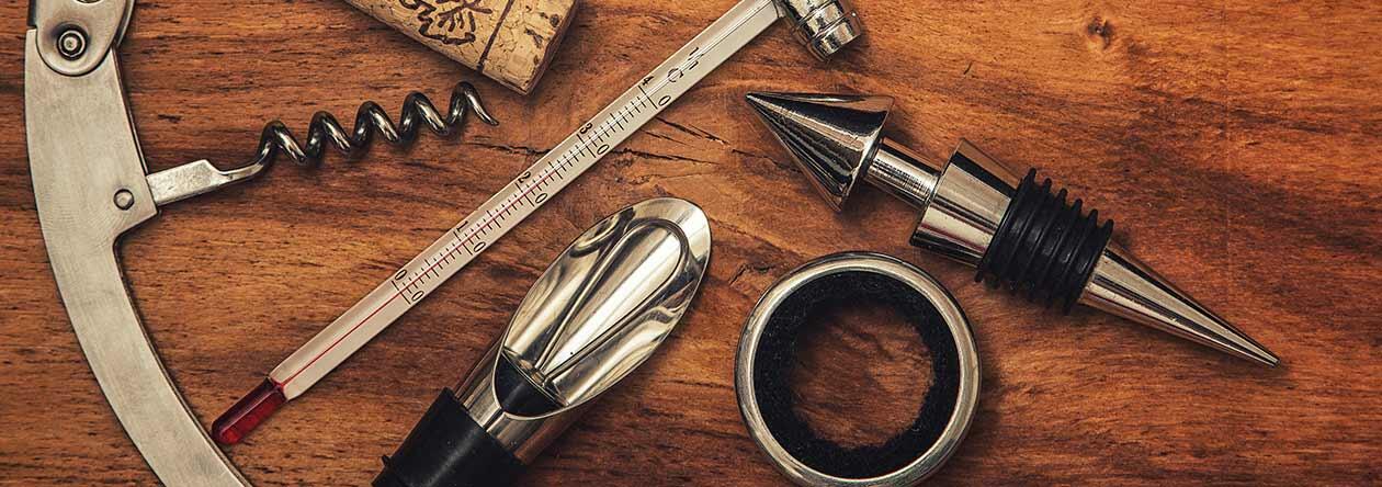 Equipment zum Öffnen und Temperieren von Wein