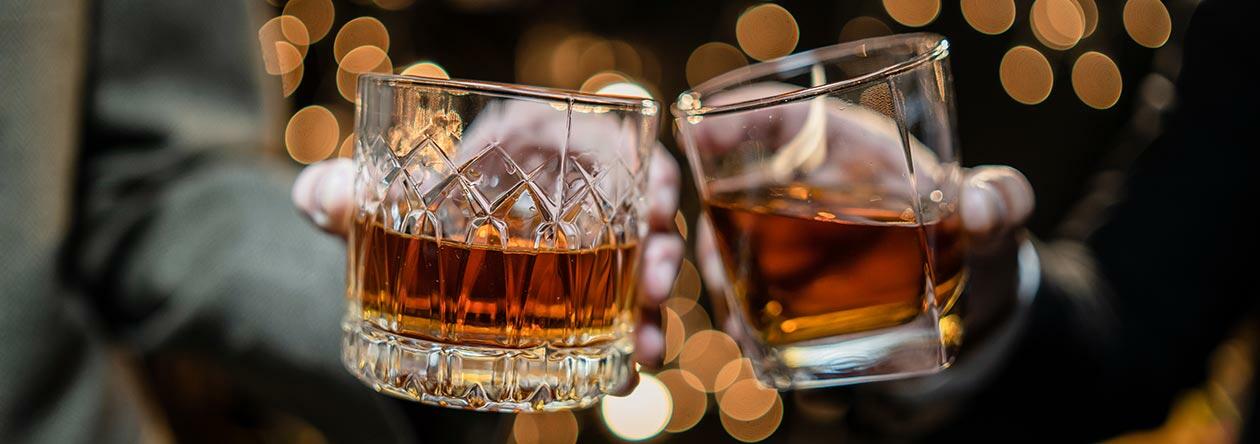 Whiskey oder Whisky – der Unterschied (0) Verschiedene Whiskey-Sorten im Glas
