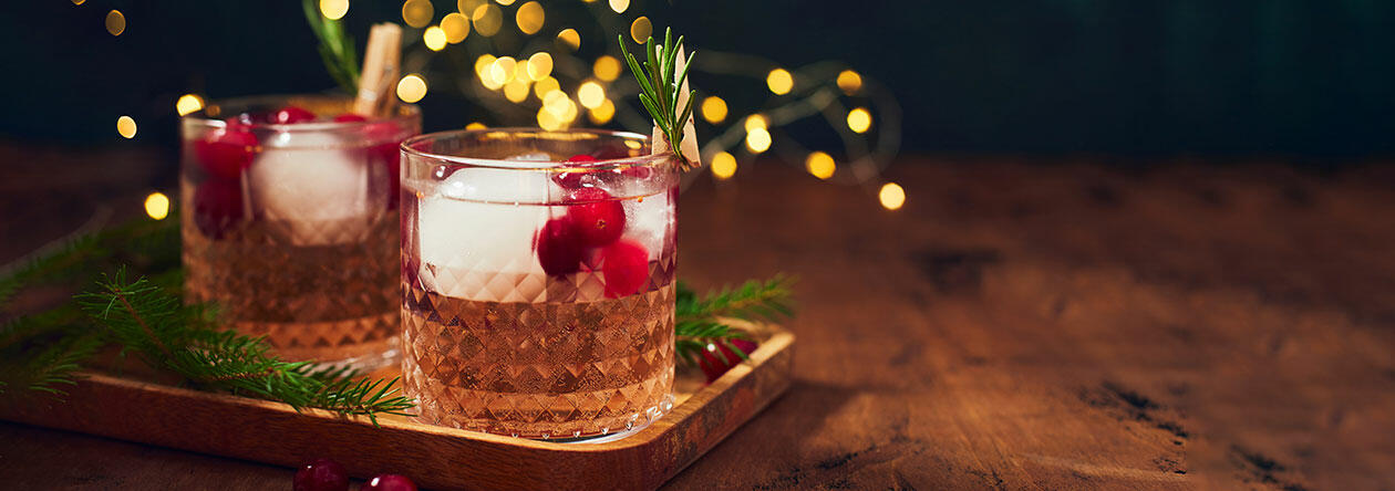 Der Winter-Cranberry-Bitter-Lemon ist ganz schön lecker – und dank Rosmarin und frischen Cranberrys auch hübsch anzusehen