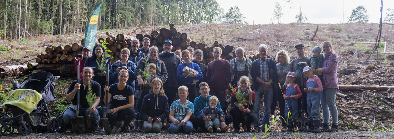 Gruppenbild Baumpflanzaktion von profagus und Getränke Hoffmann
