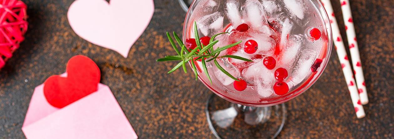 Ein Cocktail wie Amors Pfeil: LILLET-Cocktail mit Johannisbeeren und viel Herzchen-Deko