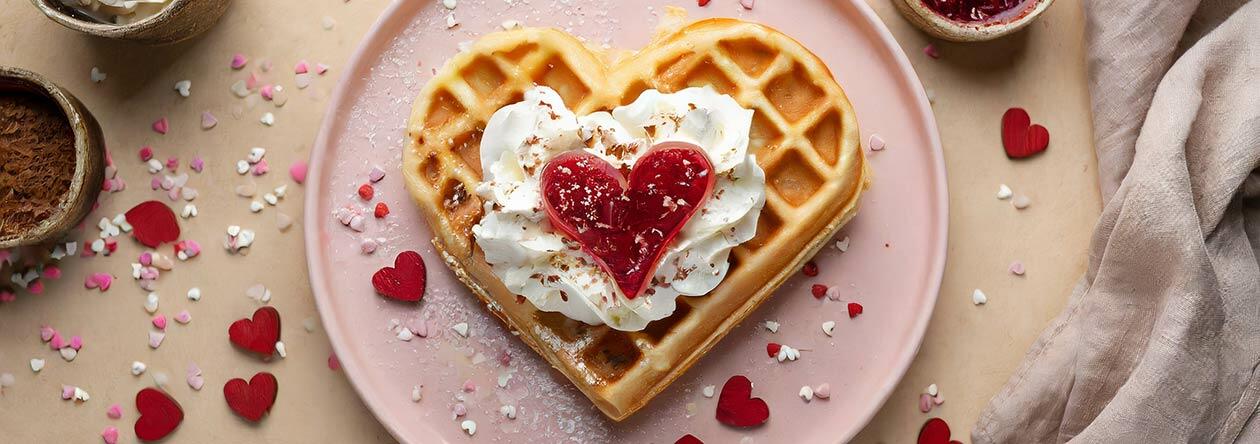 Fluffige Herz-Waffeln mit Mineralwasser und Eierlikör-Sahne