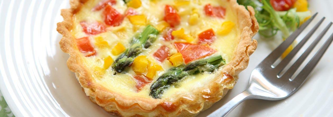 Mini-Spargel-Quiche mit Mais und Tomate