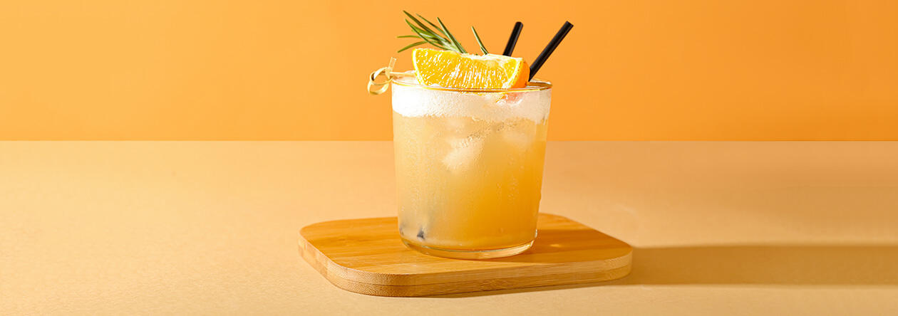 Whiskey Sour – serviert mit Orange und Rosmarinzweig