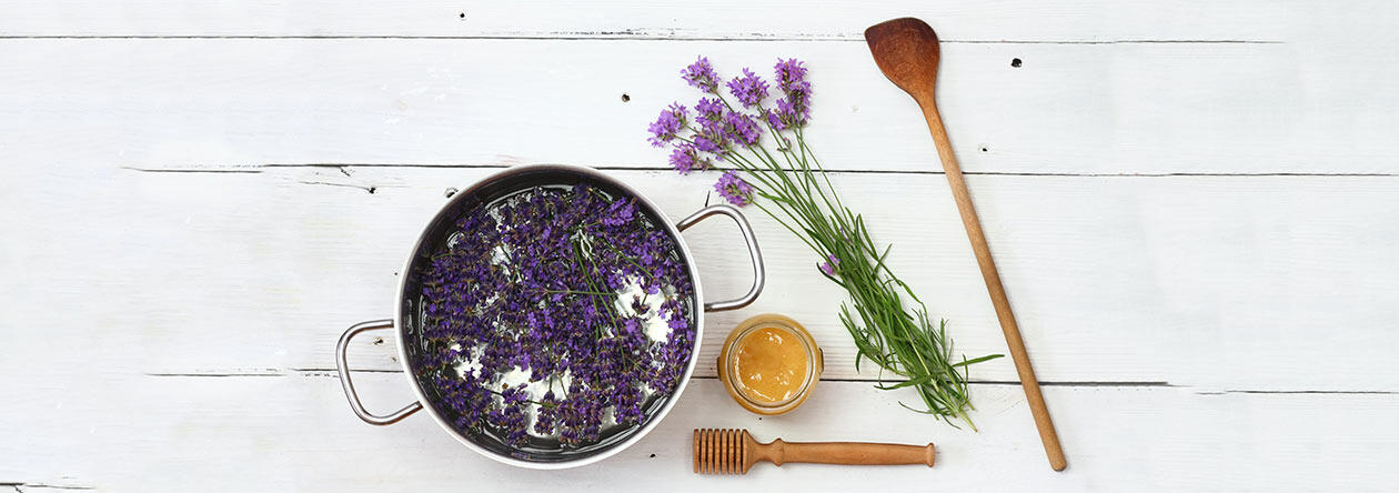 Lavendelsirup ist kinderleicht in der Zubereitung und wahnsinnig vielfältig in der Anwendung. Daher lohnt sich gleich mehr zuzubereiten.