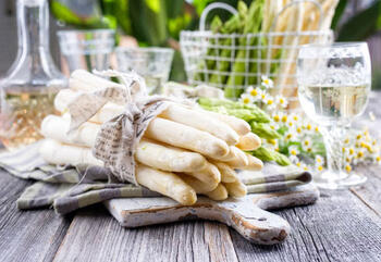 Zu Spargel passt ein ALTUM Grauburgunder perfekt.