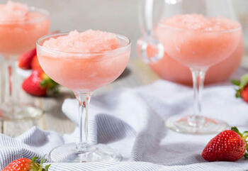 Frozen Rose aus Roséwein und frischen Erdbeeren