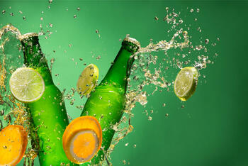 Bier-Mix-Getränke sind in Deutschland schon lange populär. Zuerst wurde Berliner Weisse mit Schuss erfunden, kurz darauf folgte das „Radler“.