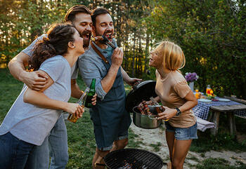 Glückliche Griller – mit Bier wird es Immer was!