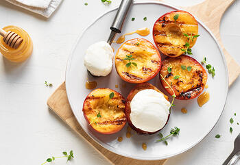 Ob wie hier gegrillte Nektarine mit Eis, schmeckt das Rezept auch mit Ananas, Aprikose oder Banane sehr gut.