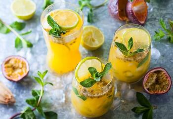 Aus Maracuja-Limonade lässt sich im Handumdrehen ein leckerer Cocktail zaubern – mit und ohne Umdrehungen.