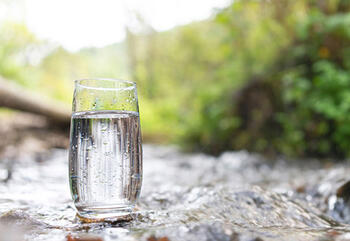 Frisches Heilwasser aus der Quelle