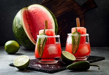 Mit diesem Poptail kannst du in deinem Freundeskreis mächtig Eindruck schinden. Serviert mit einem Shot, macht die coole Erfrischung gleich noch mehr her.