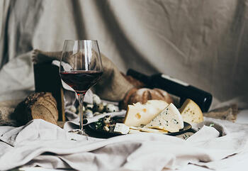 Klar gilt die alte Binsenweisheit „zu Käse passt Rotwein“. Aber eben nicht nur!