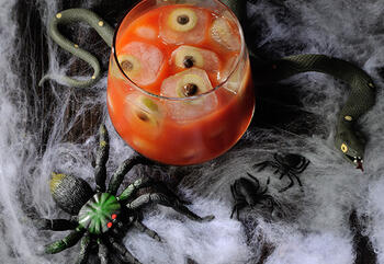 Der Klassiker Bloody Mary passt mit der Eiswürfel-Oliven-Deko noch besser zu Halloween als der blutrote pure Drink!