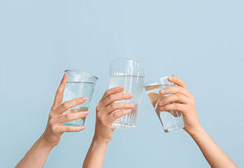 Hände halten Wasser hoch!