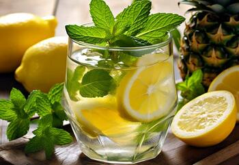 Aus Ananassaft, Zitrusfrüchten, viel Ingwer und Minze entsteht diese Stärkung fürs Immunsystem.