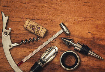 Equipment zum Öffnen und Temperieren von Wein