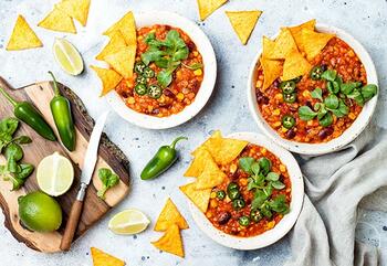 Die Nachos auf unserem Chili sorgen für den nötigen Crunch und der kalifornische Rotwein für geschmacklichen Tiefgang.