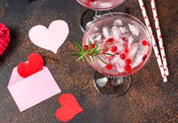 Ein Cocktail wie Amors Pfeil: LILLET-Cocktail mit Johannisbeeren und viel Herzchen-Deko