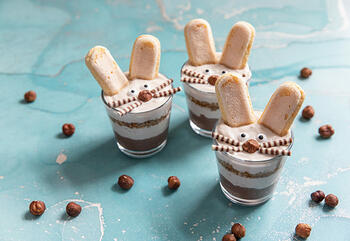 Nicht nur optisch ein Osterbrunch-Highlight: unsere Oster-Mousse im Glas mit BAILEYS