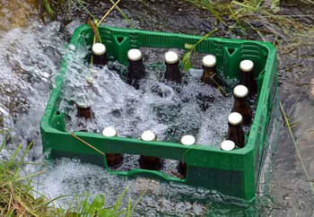 Vor allem fließende Gewässer wie ein Bachlauf sind ideale natürliche Kühlschränke.