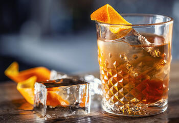 Ob fruchtig exotisch wie hier oder winterlich kräftig – mit unseren Rezepten für Rum-Cocktails hast du die Wahl