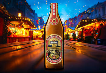 Flasche Tucher Christkindlesmarkt Bier  auf dem Nürnberger Christkindlesmarkt serviert.