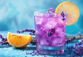 Mit seinem lila Look trumpft dieser Lavendel-Spritz auf